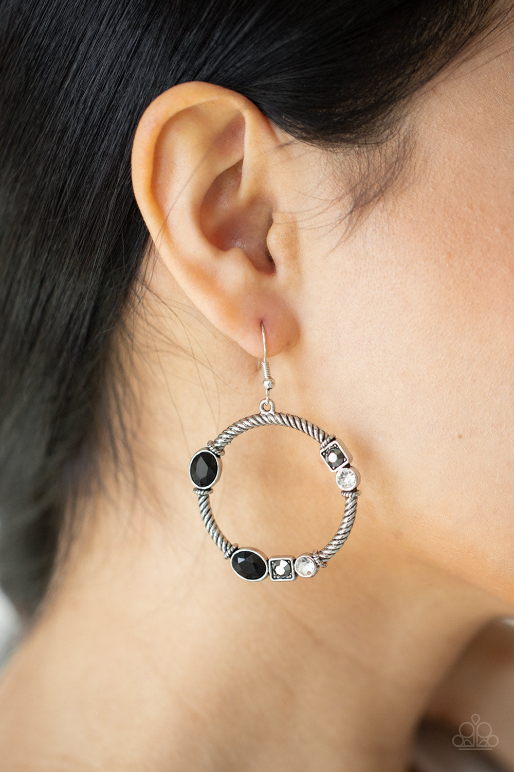 Glamorous Garland - Black